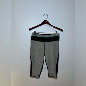 ATTIVO CHARCOAL WOMENS CROPPED YOGA PANTS. SIZE LARGE